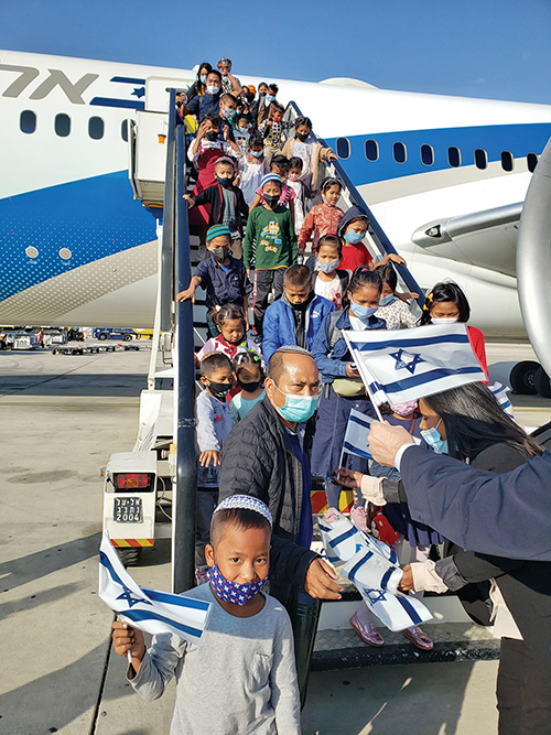 Bnei Menashe (re)marry in traditional clothing - Shavei Israel